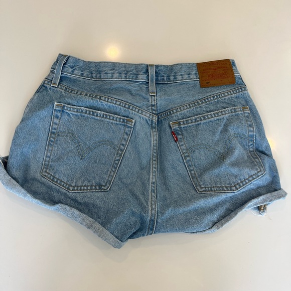 Levi’s Light-wash Denim Jean Shorts US29 - Picture 2 of 2